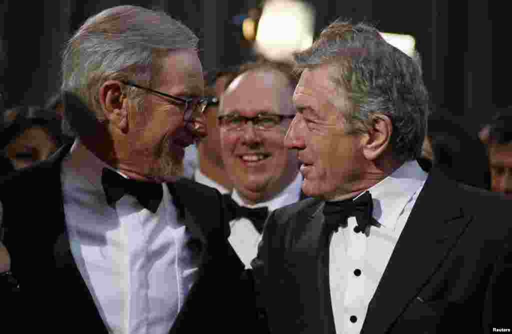 Steven Spielberg (L), best director nominee for his film "Lincoln", talks to actor Robert De Niro, best supporting actor nominee for his role in "Silver Linings Playbook," at the 85th Academy Awards in Hollywood, Feb. 24, 2013.