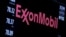 Logo Exxon Mobile trên thị trường chứng khoán New York, 2015.