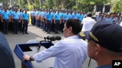 Presiden Filipina Rodrigo Duterte memarahi polisi-polisi yang melakukan kesalahan dalam audiensi di Istana Malacanang di Manila (9/2). (Foto: Divisi Fotografer Kepresidenan/AP)