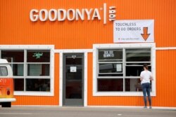 신종 코로나바이러스 방역을 위해 미국 캘리포니아주의 모든 식당이 문을 닫은 가운데, 20일 엔치니타스의 한 식당에서 종업원이 포장주문을 받고 있다.