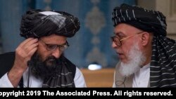 지난해 5월 러시아 모스크바에서 열린 평화협상에서 물라 압둘 가니 바라다르 탈레반 정치지도자와 셰르 모하메드 압바스 스타이자이 탈레반 수석 협상 대표가 대화를 나누고 있다. 