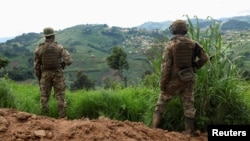 Des membres des Forces armées de la République démocratique du Congo (FARDC) montent la garde contre le groupe rebelle M23 à Lubero, dans la province du Nord-Kivu, le 27 octobre 2024.