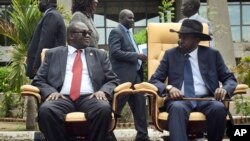L'unification des forces fidèles au président Salva Kiir (à dr.) et à son rival, le vice-président Riek Machar (à g.), était une condition-clé de l'accord de paix de 2018 qui a mis fin à un conflit de cinq ans.