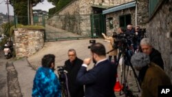 Журналисты возле резиденции Генерального консула США, где российские и американские дипломаты встречаются для обсуждения работы посольств, в Стамбуле, Турция, 27 февраля 2025 года.