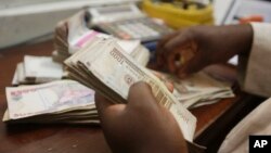 FILE - Kudaden takarda na Najeriya, Oct. 20, 2015.