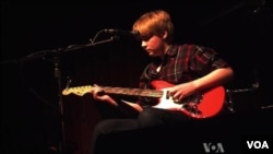 William Harries Graham plays at SXSW 2013. (VOA/G. Flakus)