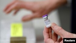 Seorang perawat menyiapkan vaksin COVID-19 di Nantes, Perancis (foto: ilustrasi). 