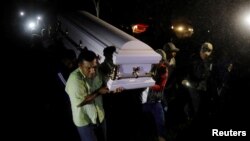Warga desa, keluarga dan kerabat menyambut peti mati Jakelin Caal (7 tahun) di San Antonio Secortez, Raxruha, Guatemala, Senin (24/12). 