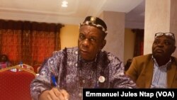 Dr Tany Robinson, chef supérieur dans la région du sud assiste à un atelier de planification et de plaidoyer sur la gouvernance foncière au Cameroun. Yaoundé, le 25 juillet 2019. (VOA/Emmanuel Jules Ntap)