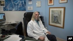 រូបឯកសារ៖ វេជ្ជបណ្ឌិត​បារាំងឈ្មោះ ​Didier Raoult អង្គុយឲ្យគេថតរូបនៅមន្ទីរពេទ្យ La Timone ក្នុងក្រុង Marseille ប្រទេសបារាំង កាលពីថ្ងៃទី២៧ ខែកុម្ភៈ ឆ្នាំ២០២០។ 