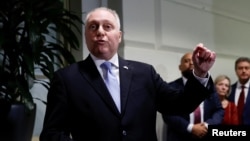 Stiv Skalis u razgovoru sa medijima nakon povlačenja kandidature za predsjedavajućeg Predstavničkim domom (REUTERS/Evelyn Hockstein)