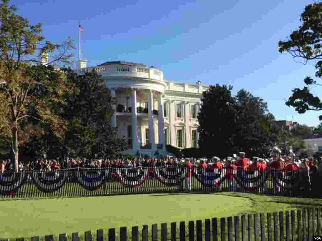 Gedung Putih memperkirakan lebih dari 10.000 tamu hadir dalam upacara penyambutan Paus Fransiskus di Washington, DC (23/9).