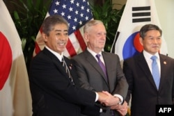 日本防卫大臣岩屋毅（左），美国国防部长吉姆马蒂斯（中）和韩国国防部长郑庆东