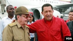 Presiden Kuba, Raul Castro dan Presiden Venezuela Hugo Chavez (foto: dok.). Chavez menjalani operasi di Kuba dan sedang dalam pemulihan.