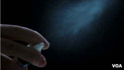 Ilmuwan Oxford University tengah menguji coba vaksin AstraZeneca dalam bentuk semprot hidung. (Foto: ilustrasi).