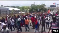 Protesters march pastUS Embassy in Port au Prince, Haiti, July 29, 2019. (VOA/S. Lemaire)
