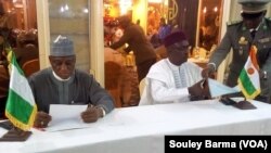 Ministan tsaron Nigeria Mansur Dan Ali da shugaban kasar Niger Mahamadou Issoufou