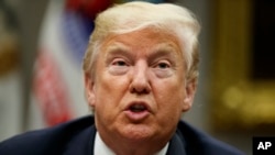 លោក​ប្រធានាធិបតី​ ដូណាល់ ត្រាំ ថ្លែង​នៅ​ក្នុង​កិច្ចពិភាក្សា​តុមូល​ ក្នុង​សេតវិមាន កាលពី​ថ្ងៃទី២៣ ខែសីហា ឆ្នាំ២០១៨ ក្នុង​រដ្ឋធានី​វ៉ាស៊ីនតោន។