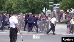 Potongan gambar dari sebuah video yang menunjukkan anggota pasukan pengamanan Perdana Menteri Slovakia Robert Fico menahan seorang pria dalam insiden penembakan terhadap Fico di Handlova, Slovakia, pada 15 Mei 2024. (Foto: RTV PRIEVIDZA/Handout via Reuters)