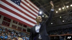 Prezident Obama Sinsinnati shahrida saylovchilar bilan uchrashmoqda, 4-noyabr, 2012-yil. 