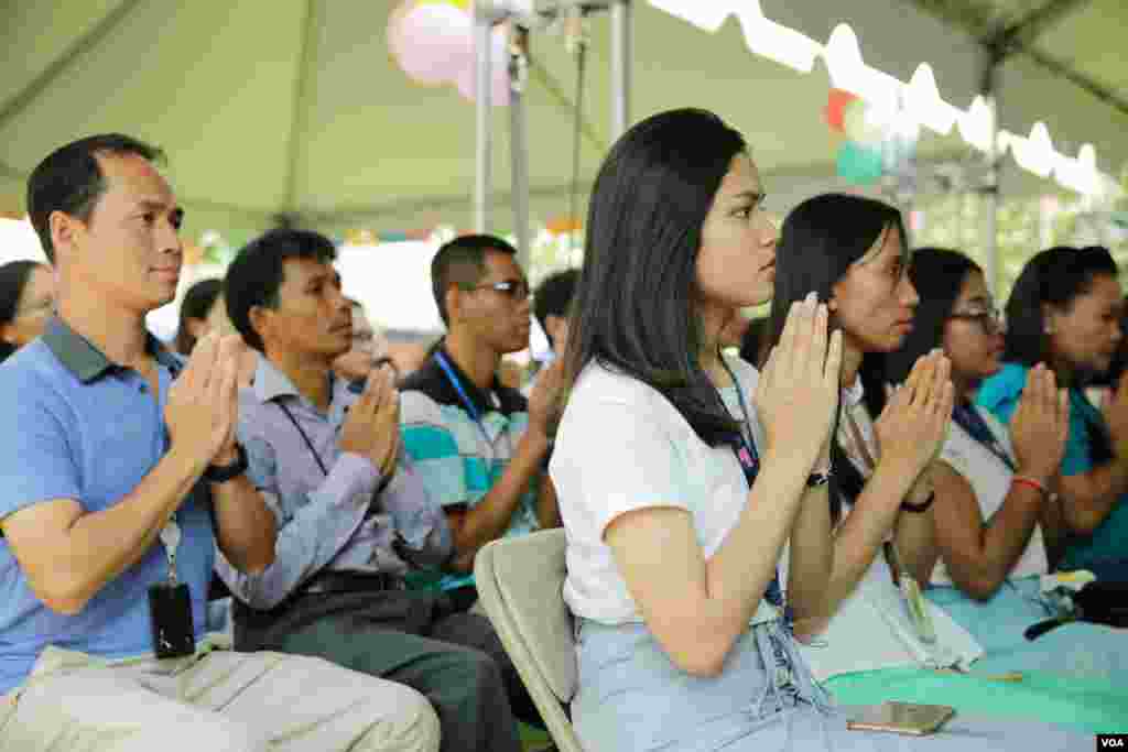 បុគ្គលិក​ស្ថានទូតអាមេរិក​ប្រចាំកម្ពុជា កំពុង​អង្គុ​យ​សំពះ​សូត្រមន្ត ក្នុង​ការ​ប្រារព្ធ​​ពិធី​បុណ្យ​​ចូល​ឆ្នាំ​ថ្មី​​ប្រពៃណី​ជាតិ​ខ្មែរ នៅ​ក្នុង​បរិវេណ​​​ស្ថានទូត​​អាមេរិក​​ប្រចាំ​​កម្ពុជា​ នា​ថ្ងៃទី​៦ ខែមេសា ឆ្នាំ​២០១៨។(ទុំ ម្លិះ/VOA)​