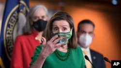 众议院议长南希·佩洛西在众议院投票表决通过1.9万亿美元纾困法案前和记者会面。（2月26日）