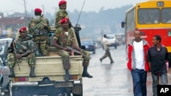Des membres de l'armée dans les rues de Addis Ababa, Ethiopie, le 10 juin 2005.