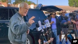 前白宫贸易顾问纳瓦罗在前往监狱服刑前在迈阿密对媒体讲话。(2024年3月19日)