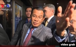 រូបឯកសារ៖ លោក​ ហ៊ុន សែន ថ្លែងឆ្លើយតបសំណួរអ្នកសារព័ត៌មាន VOA ខណៈពេលលោកមកដល់បុរីញូវយ៉ក សហរដ្ឋអាមេរិក កាលពីថ្ងៃទី២៧ ខែកញ្ញា ឆ្នាំ២០១៩។ (រូបថតថតពីវីដេអូ)