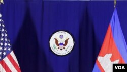 រូបឯកសារ៖ ទង់ជាតិអាមេរិក និងកម្ពុជា តាំងនៅស្ថានទូត​សហរដ្ឋ​អាមេរិក​ប្រចាំ​ក្រុងភ្នំពេញ​ នាថ្ងៃ​ទី១៩ ខែ​កក្កដា ​ឆ្នាំ២០១៦។ (នៅ វណ្ណារិន/VOA)