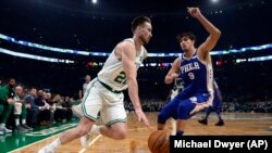 Gordon Hayward des Boston Celtics, à gauche, et Dario Saric des Philadelphia 76ers, Boston, le 16 octobre 2018. (AP Photo/Michael Dwyer)