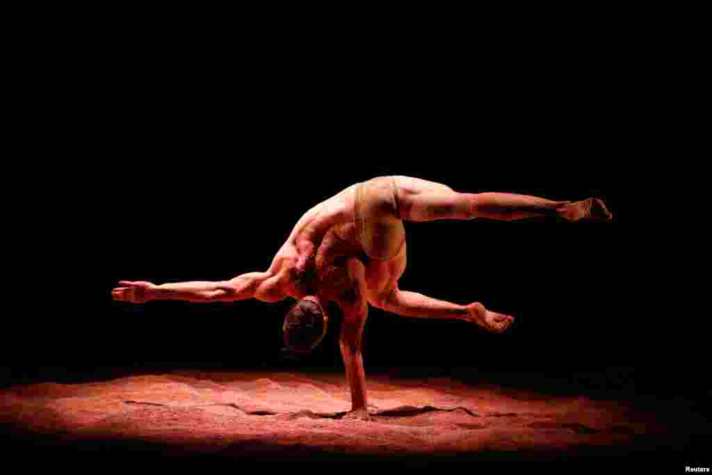 សិល្បករ​ម្នាក់​មក​ពី​ក្រុម​ហ៊ុន​របាំ Recirquel សម្តែង​អំឡុង​ការ​ហាត់​សមសម្រាប់​ការ​សម្តែង &laquo;ទឹកដី​ខ្ញុំ&raquo; ក្នុង​ទីក្រុង​ប៊ុយដាប៉ែស ប្រទេស​ហុងគ្រីកាលពី​ថ្ងៃទី​១៥ ខែ តុលា ឆ្នាំ ២០១៨។