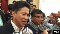 លោក​ ស៊ុន ចាន់​ថុល (ឆ្វេង) បច្ចុប្បន្ន​ជា​រដ្ឋមន្ត្រី​ក្រសួង​ពាណិជ្ជកម្ម​ ថ្លែង​ប្រាប់​ក្រុម​អ្នក​សារព័ត៌មាន​កាលពី​ថ្ងៃ​សៅរិ៍​ ទី​១៩​ ខែ​មីនា​ ឆ្នាំ​២០១៦​ នៅ​ឯ​វិទ្យាសា្ថន​បច្ចេកវិទ្យា​នៃ​កម្ពុជា​ អំពី​ការ​បេ្តជ្ញាចិត្ត​របស់​លោក​ក្នុង​ការ​ធ្វើ​កំណែទម្រង់​ក្រសួង​សាធារណការ​ និង​ដឹក​ជញ្ជូន​។​ (ហ៊ុល​ រស្មី/VOA)