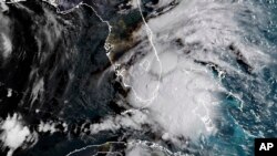 Gambar yang dirilis oleh NOAA's GOES-16, 3 September ini menampakkan Badai Tropis Gordon yang terlihat bergerak menuju kawasan selatan Florida. 