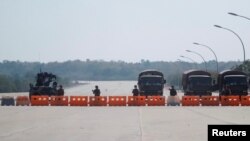 缅甸政府军2021年2月1日发动政变夺取政权，军方在首都内比都通往议会大厦的道路上设置检查关卡。（路透社）