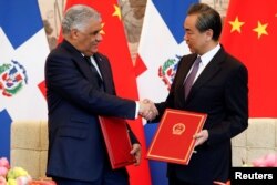 왕이 중국 외교담당 국무위원 겸 외교부장과 미구엘 말도나도 도미니카 공화국 외교장관이 1일 베이징 다오위타이 국빈관에서 수교 수립 공동성명을 발표한 후 악수하고 있다.