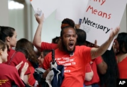 16일 노스캐롤라이나 주도 랄리의 의사당 앞에서 공립학교 교사들의 시위를 벌이고 있다.