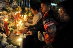 Keluarga korban ledakan bom Bali 2002 menyalakan lilin untuk memperingati 13 tahun peristiwa bom Bali, di Tugu Peringatan Bom Bali di Kuta, Bali, 12 Oktober 2015. (Foto: Antara via Reuters)