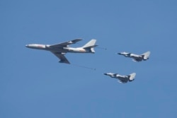 រូបឯកសារ៖ យន្ដហោះផ្ទុកប្រេង H-6 អមពីក្រោយដោយយន្ដហោះចម្បាំង J-10 ក្នុងពិធីរំឭកខួបទី ៧០ ដែលជប៉ុនយល់ព្រមចុះចាញ់សង្គ្រាមលោកលោកទីពីរ ទីក្រុងប៉េកាំង ប្រទេសចិន ថ្ងៃទី៣ ខែកញ្ញា ឆ្នាំ២០១៥។