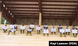 Les noms des équipes engagées dans le championnat, écrits sur des pancartes à Sokodé, le 3 avril 2021.