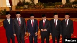 Enam menteri baru yang baru saja dilantik Presiden Jokowi, 12 Agustus 2015 (dari kiri): Thomas T.Lembong (Menteri Perdagangan), Luhut Pandjaitan (Menko Polhukam), Sofyan Djalil (Menteri PPN/Kepala Bappenas), Pramono Anung (Sekretaris Kabinet), Rizal Ramli (Menko Kemaritiman), Darmin Nasution (Menko Perekonomian). (Foto: REUTERS/Darren Whiteside)