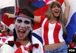 Pendukung Paraguay merayakan kesuksesan timnas mereka.