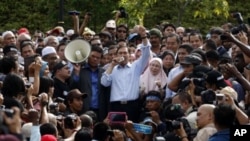 Malaysian opposition leader Anwar Ibrahim, center, speaks to his supporters after coming out from the High Court where he heard the verdict of his sodomy trial in Kuala Lumpur, Malaysia, January 9, 2012.