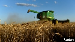 Mchanganyiko wa kuvuna ngano kwenye mahindi huko Oklahoma, Marekani Juni 12, 2019. REUTERS