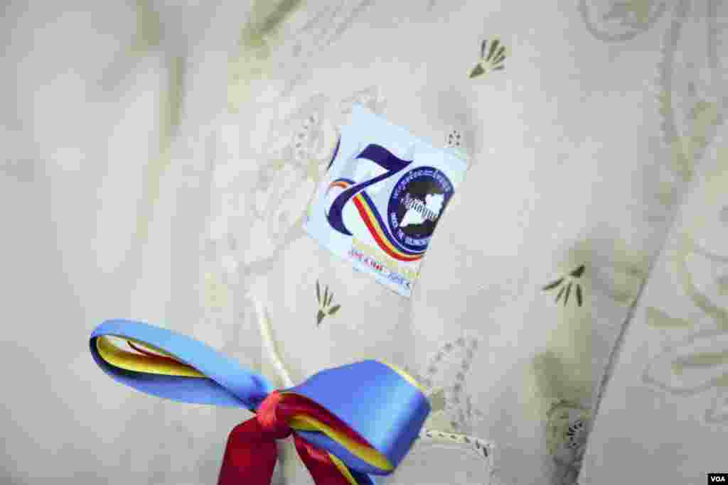 ស្លាកសញ្ញាបិទភ្ជាប់អាវបុរសម្នាក់ ដែលចូលរួមពិធីរំឭកខួប៧០ឆ្នាំនៃការបាត់បង់ទឹកដីកម្ពុជាក្រោម ដែលធ្វើឡើងនៅខណ្ឌសែនសុខ រាជធានីភ្នំពេញ កាលពីថ្ងៃទី៤ ខែមិថុនា ឆ្នាំ២០១៩។ (អូន ឆេងប៉រ/VOA)