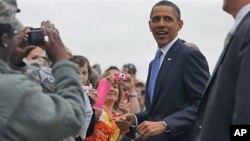 President Barack Obama greets well wishers upon arrival in Memphis, Tenn., where he met privately with families affected by flooding, and delivered the commencement address at Booker T. Washington High School, May 16, 2011
