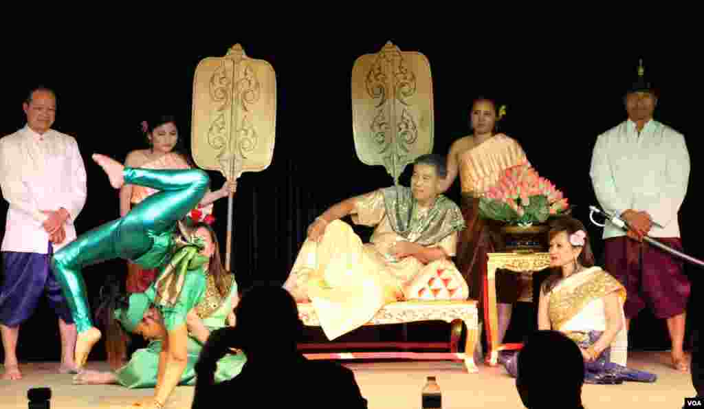 ក្រុម​សិល្បករ​​របស់​សមាគមន៍ Cambodian Community Day ​សម្តែង​ឈុត​មួយនៅ​ក្នុង​រឿង​ទុំ​​ទាវ ដោយ​មាន​បញ្ចូល​របាំ​ក្ងោក នៅ​វត្ត​ពុទ្ធិការាម រដ្ឋ​ Maryland នៅ​ថ្ងៃទី២៣ ខែ​កក្កដា ឆ្នាំ២០១៧។ (សឿន វឌ្ឍនា/VOA)