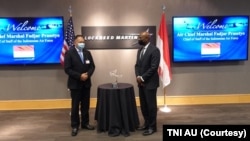 Kepala Staf Angkatan Udara Marsekal TNI Fadjar Prasetyo dan Rod Mclean, Vice President and General Manager for Lockheed Martin's Air Mobility and Maritime Missions Organization ketika mengunjungi pabrik Lockheed Martin di Maryland, AS, Selasa (7/9). (Foto