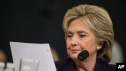 Capres AS dari partai Demokrat, Hillary Clinton, (saat masih menjabat sebagai Menlu AS)membaca email dari Dubes Chris Stevens dalam testimoni di Gedung Capitol, Washington D.C., 22 Oktober 2015. (AP Photo/Evan Vucci).