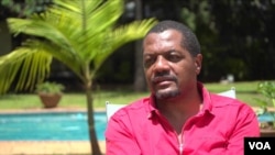 Hopewell Chin'ono says he sings for Zimbabwean youths so that they may know that corruption is the cause of their country’s poor economy and the average citizen’s poverty. (Columbus Mavhunga/VOA) 